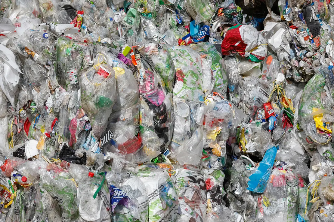 zusammengepresster Plastikabfall beim Plastikrecycling